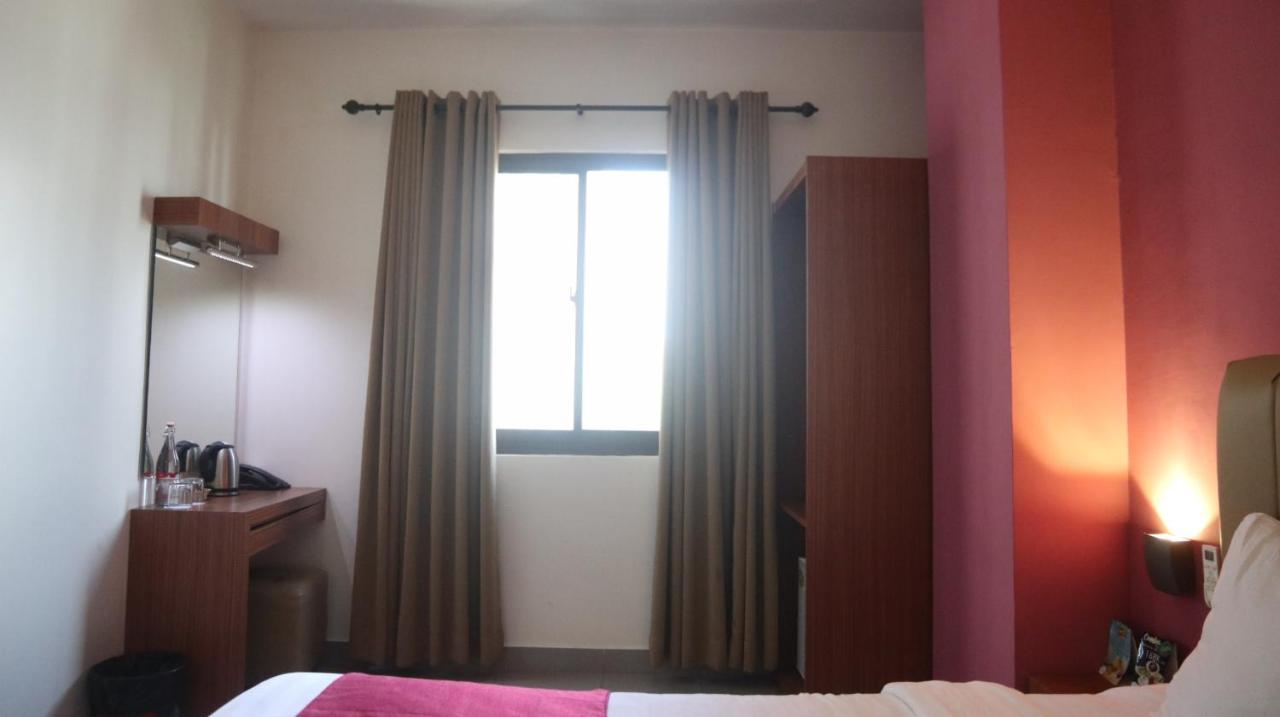 Garuda Hotel Pontianak Exterior foto
